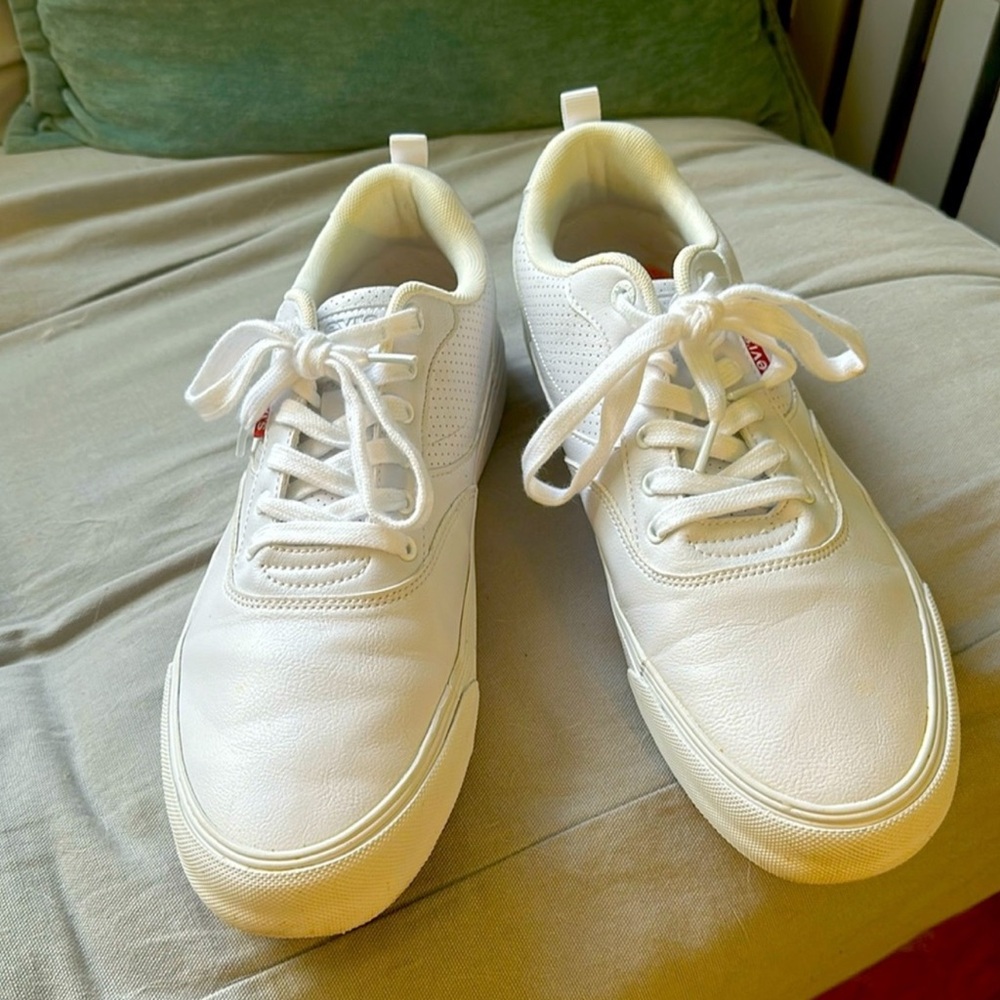 Levi's White Canvas Sneakers Classic Low-Top Design
